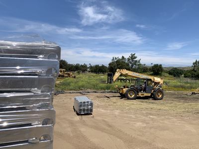 2 контейнера со стальными строительными лесами с кольцевыми замками уже прибыли на территорию города Корона, штат Калифорния.